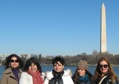 De izquierda a derecha, Patricia Rojas, Ivet Parra, Beba García, Camila Montesinos y Ximena Figueroa posan al frente del Monumento a Washington.