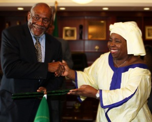A/S of State for African Affairs Johnnie Carson with AUC ChairpersonDr. Nkozasana Dlamini-Zuma 