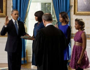 El presidente Obama, su esposa y sus hijas durante la toma de posesión del segundo mandato