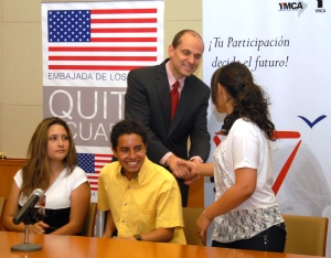 El Embajador Namm saluda con Valeria Cuadros, Joven Embajadora 2011 durante el lanzamiento del programa para el 2013