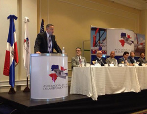 El Ministro Consejero de la Embajada de los Estados Unidos en Santo Domingo mientras pronunciaba las palabras ante la Asociación de Navieros de la República Dominicana