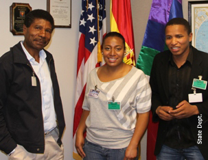 Juan Angola, Alejandra Campos y Omar Barra durante su visita a la embajada (Departamento de Estado)