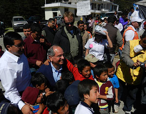 El Embajador Chacón se reúne con niños víctimas del terremoto en un albergue improvisado en San Marcos.
