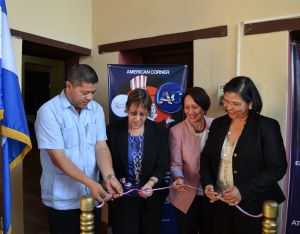 Embajadora Kubiske y representantes de IHCI Comayagua cortando la cinta en inauguración (Foto del Depto. de Estado)