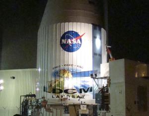 
El Landsat es llevado del edificio de procesamiento de Astrotech en la Base Aerea Vandenberg en California a la plataforma de lanzamiento en el Space Launch Complex-3E. (Foto de NASA/VAFB)
