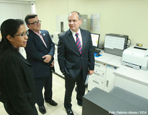El embajador Arnold Chacón da un recorrido junto al director Jorge Cabrera por los laboratorios de balística y genética del INACIF.