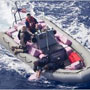 Personal de la Armada de Estados Unidos y del Servicio de Guardacostas asignado al USS Elrod recoge fardos de drogas durante las operaciones de recuperación en el Mar Caribe en la Operación Martillo (DOD).
