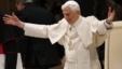 ພະສັນຕະປະປາ Benedict XVI ອ້າແຂນເພື່ອເປັນການຊົງກ່າວຕ້ອນຮັບຕໍ່ຝູງຊົນ ໃນຂະນະທີ່ທ່ານໄປເຖິງວັງ 
Vatican ເພື່ອຊົງນໍາພາປະກອບ
ພິທີສາສະໜາ Ash Wednesday ທີ່ໂບດ St. Peter’s Basilica  ໃນວັນພຸດທີ 13 ກຸມພາ 2013.