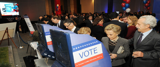 Invitados a la Celebración de las Elecciones 2012 de Estados Unidos emitieron su voto simulado durante el evento por la Noche de Elecciones en la Embajada.   