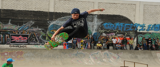 El skater estadounidense dos veces campeón de los Juegos X Games ofreció una exhibición a jóvenes del distrito de San Juan de Lurigancho como parte del Festival Internacional de Skateboarding