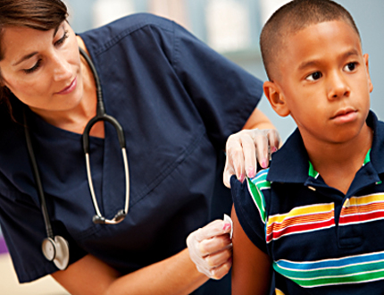 Un niño recibe una vacuna