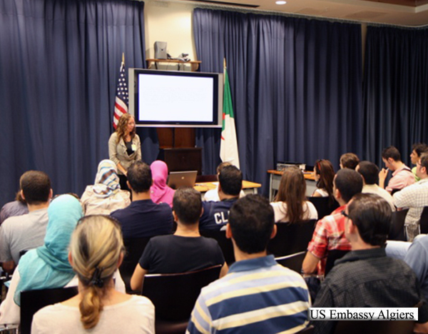 طلبة جامعيون جزائريون يحضرون محاضرة حول تحول الصراعات