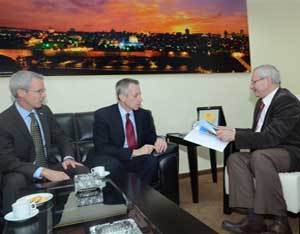 Three gentlemen sit and talk. (Credit: U.S. Consulate General - Jerusalem)