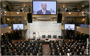 نائب الرئيس بايدن على المنبر في قاعة كبيرة (AP Images)
