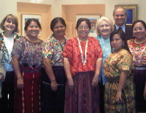 El Embajador Arnold Chacón se reunió con líderes indígenas para discutir temas relacionados con la mujer (la Diputada Catarina Pastor Pérez figura segunda de la izquierda).