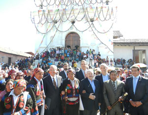 Se observa al Embajador de los Estados Unidos en Guatemala, Arnold Chacón, en compañía de líderes indígenas y del sector privado de Guatemala, frente a la iglesia de Santo Tomás, en Chichicastenango.