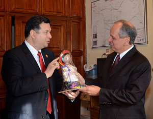 El Embajador de los Estados Unidos en Guatemala, Arnold Chacón se reunió con el Alcalde de Quetzaltenango, Jorge Rolando Barrientos.
