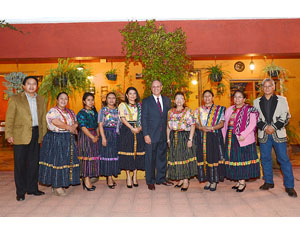 El Embajador de los Estados Unidos en Guatemala, Arnold Chacón se reunió con líderes indígenas en Quetzaltenango, 4 de marzo de 2012.