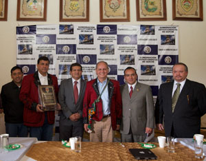 El Embajador de los Estados Unidos en Guatemala, Arnold Chacón, se reunió con autoridades y diputados de Santa Cruz del Quiché. Durante su reunión, recibió regalos elaborados en el área.