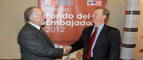 Ministro Consejero de la Embajada de EE.UU., Michael J. Fitzpatrick y el ministro de Cultura Luis Peirano anunciaron al Museo de Sitio Julio C. Tello como el ganador del Fondo del Premio del Embajador 2012 para la Preservación de la Cultura.