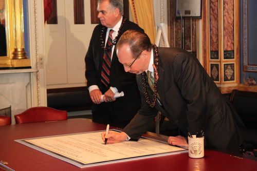 FTA Administrator Rogoff signs the agreement