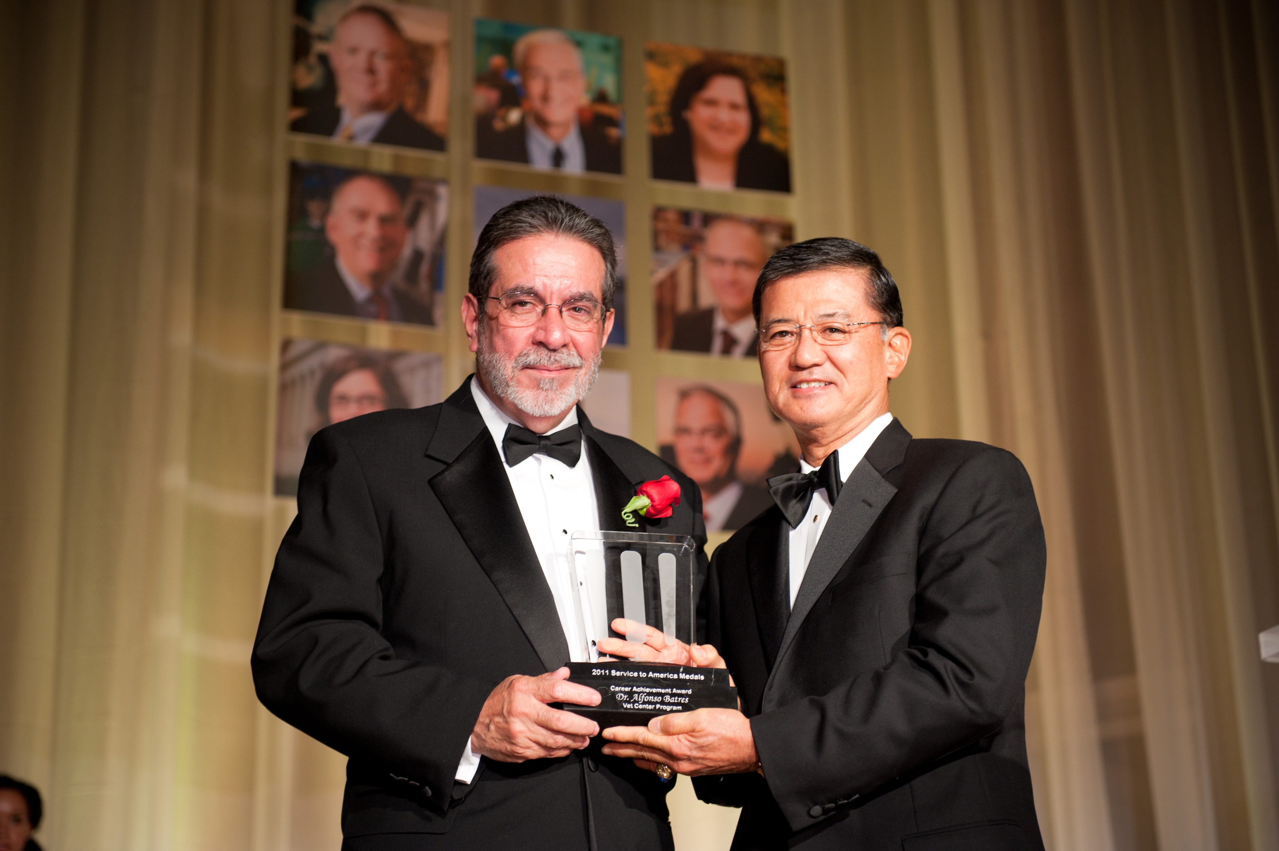 Dr. Batres receiving "Sammies" award from Secretary Shinseki 