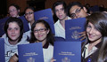 Grupo de estudiante mostrando su certificado de graduación(State Department)