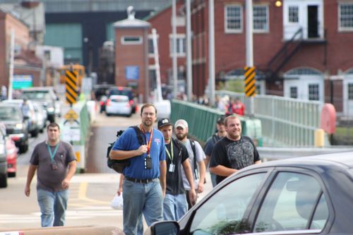 Workers_leaving_Navy_shipyard