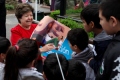 La Embajadora Martinez durante la Maratón Nacional de Lectura realizada en el zoológico de Buenos Aires (Foto: Depto. de Estado)