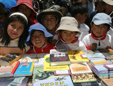 Donación a la biblioteca Tito Yupanqui, Lago Titicaca, Octubre 2006 (State Department)