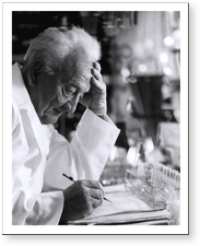 [Albert Szent-Gyorgyi working at his lab bench, Woods Hole, Massachusetts]. 30 August 1965.