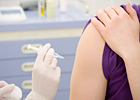 Persona que recibe una vacuna en el brazo 