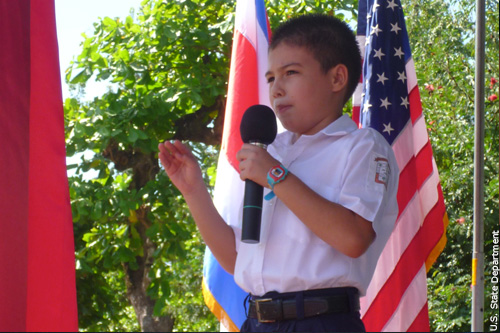 Niño dando un discurso (US State Department)