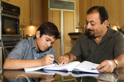 Foto de padre ayudando a hijo con la tarea