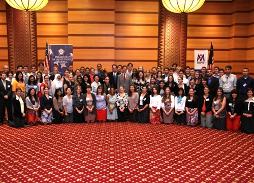 Duta Besar Jones bersama 75 orang Pembantu Guru Bahasa Inggeris Fulbright (Foto Kedutaan A.S.)