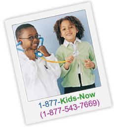Ilustrado: Dos niños sonriendo. Texto: Llame a nuestra línea directa – 1-877-Kids-Now (1-877-543-7669) para obtener más información.