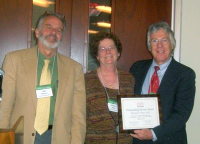 Dr. Thun receiving award