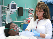 Enfermera cuidando de un paciente en el hospital