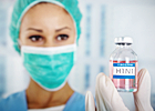 Una profesional médica sostiene una botella rotulada con la leyenda H1N1