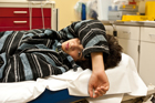 Un niño descansa en la sala de enfermería