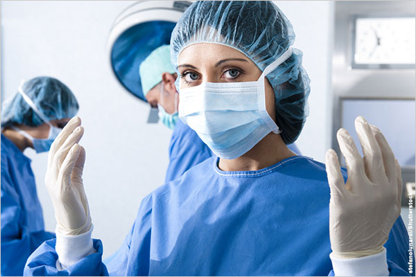 Woman surgeon (stefanolunardi/Shutterstock)