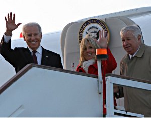 Vice President Joe Biden (left) and Dr Jill Biden arrive at Stanstead airport and are greeted by Ambassador Susman (right) (Embassy photo)