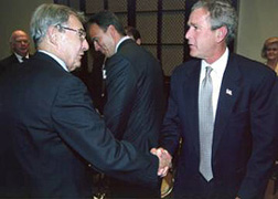 Dr. Robert J. Beyster, Chairman and Chief Executive Officer of Science Applications International Corporation (SAIC), chats with President George W. Bush