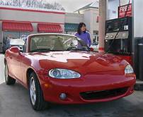 Foto de una mujer llenando el tanque