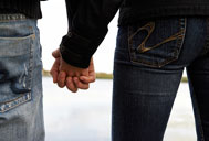 Hombre y mujer agarrados de las manos 