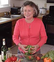 Imagen de una mujer en la preparando ensalada