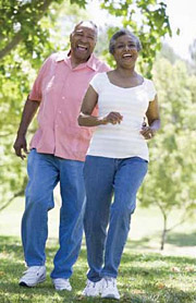 Imagen de una pareja trotando en el parque