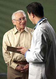 Imagen de un anciano conversando con su doctor