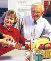 imagen de una pareja escuchando una presentación sobre las etiquetas alimentarias
