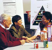 imagen de una pareja participando en una presentación sobre la pirámide y las etiquetas alimentarias